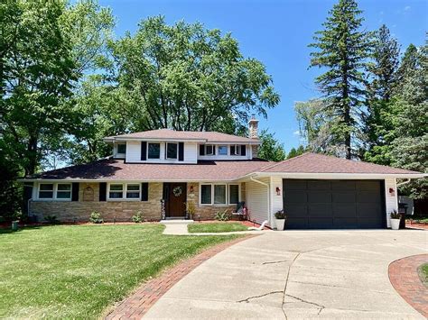 It contains 3 bedrooms and 1 bathroom. . Zillow franklin wi